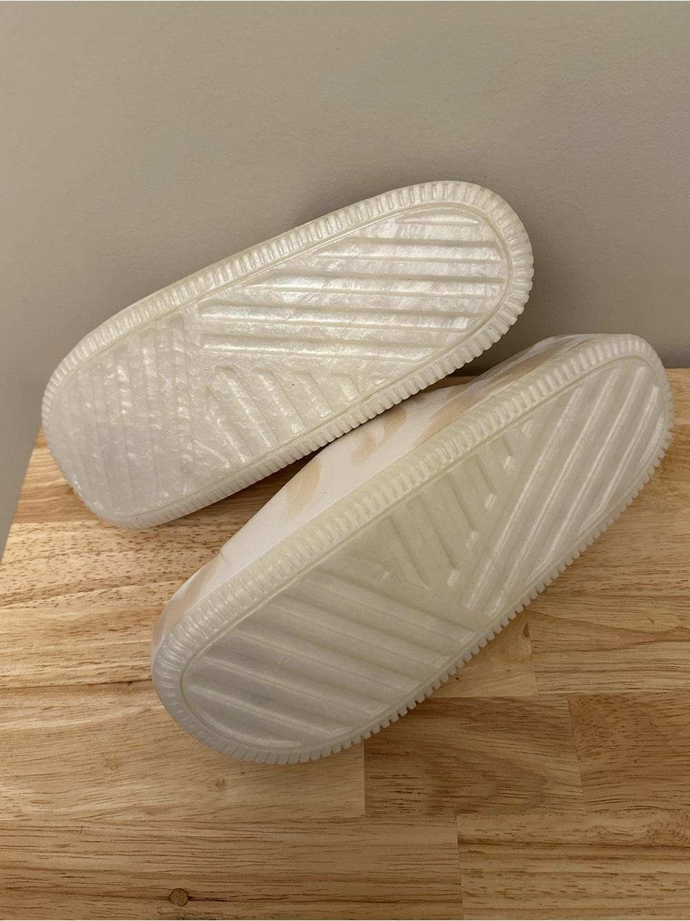 Nike Calm Slide SE in Cream and Tan Marbled Print - Picture 8 of 10